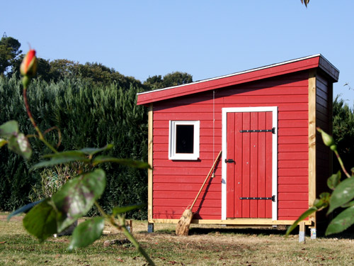 cabane : fenêtres et cloche